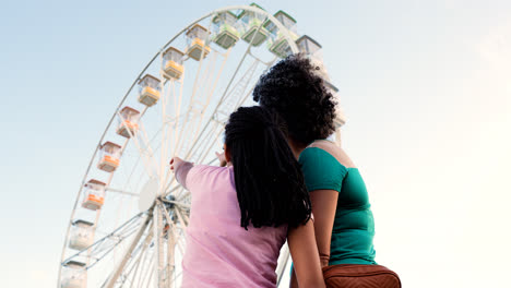 Mujer-Y-Niña-En-El-Parque-De-Atracciones